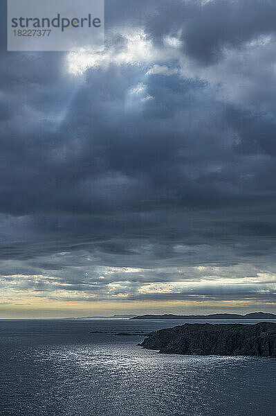 Kanada  Labrador  Neufundland  Twillingate  dramatische Aussicht auf das Meer bei bewölktem Sonnenaufgang