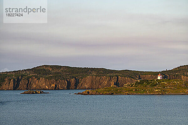 Kanada  Labrador  Neufundland  Trinity  Meeresküste mit entferntem Fort Point Lighthouse bei Sonnenuntergang