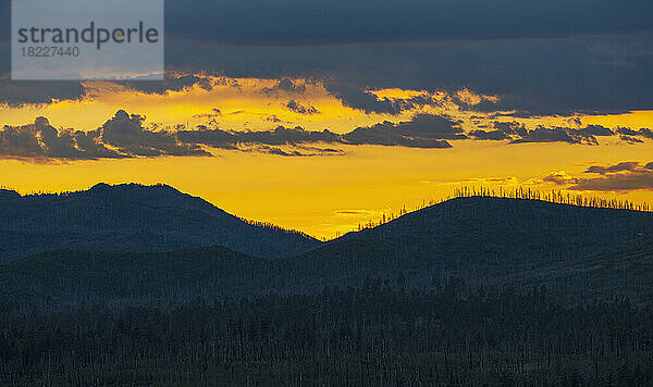 USA  New Mexico  Los Alamos  malerische Berglandschaft über dem Bandelier National Monument bei Sonnenuntergang