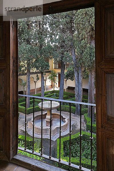 Spanien  Granada  Innenhof mit Brunnen der Alhambra