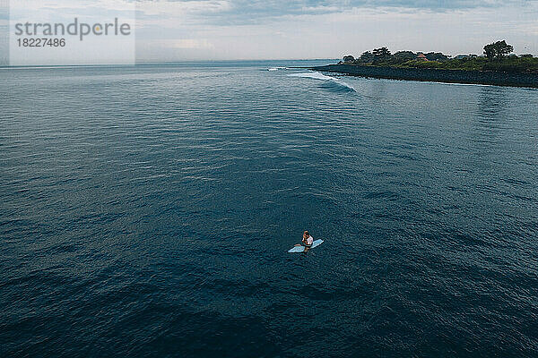 Luftaufnahme eines Surfers  Bali  Indonesien