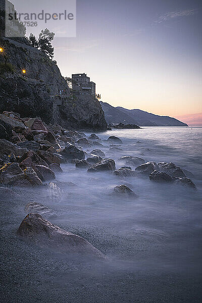 Monterosso-Strand in langer Ausstellung bei Sonnenaufgang