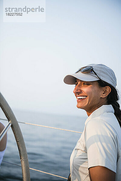 Kapitän Shivani Sood auf dem Newport-Segelcharter Heritage 12M