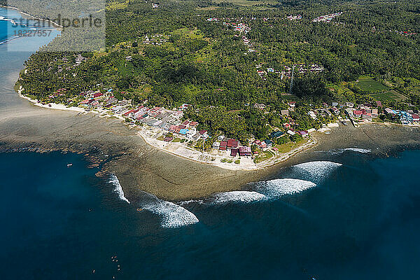 Luftaufnahme des Strandes Sorake  Nias  Indonesien