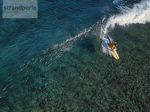 Luftaufnahme eines Surfers auf einer Welle