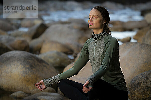 Eine Frau mit geschlossenen Augen konzentriert sich auf ihre Yoga-Pose