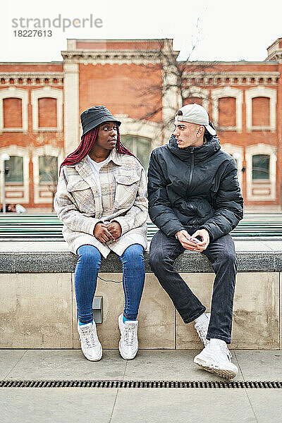 Porträt eines multiethnischen Paares auf der Straße