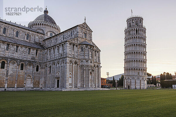 Umgebung des Turms von Pisa im Morgengrauen