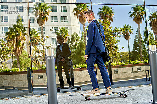 Geschäftsmann  Auf  Dass  Straße  Mit  A  Skateboard.