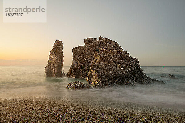 Der Strand von Monterosso schaukelt bei Sonnenaufgang in einer langen Ausstellung