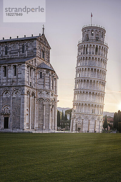 Umgebung des Turms von Pisa im Morgengrauen