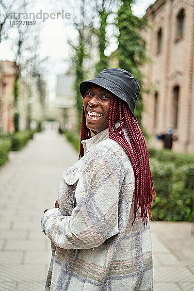 Nahaufnahmeporträt einer schwarzen Frau  die glückliche lachende Gefühle zeigt