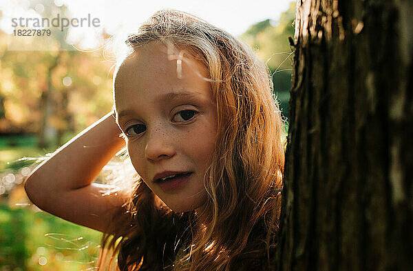 Nahaufnahme Porträt eines Kindes zur goldenen Stunde im Wald