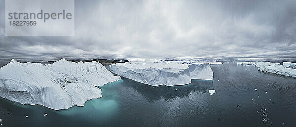 Extremer Eisberg im Panoramablick