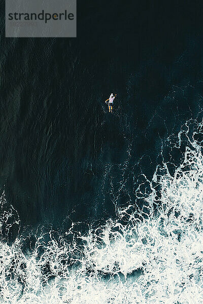 Luftaufnahme eines Surfers  Bali  Indonesien