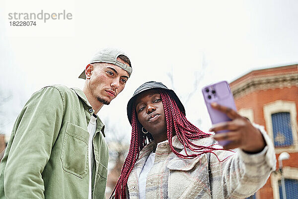 Glückliches multiethnisches Paar  das Selfie macht