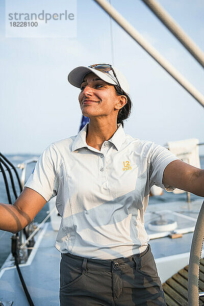 Stolzer Kapitän Shivani Sood auf dem Newport-Segelcharter Heritage 12M