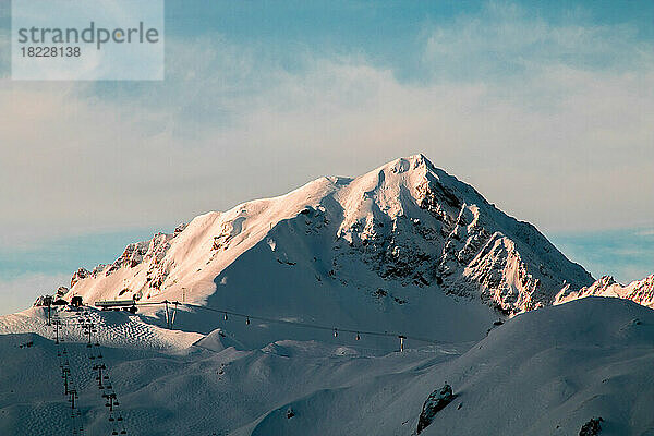 Skigebiet mit Schnee bedeckt  mit Berggipfel im Hintergrund