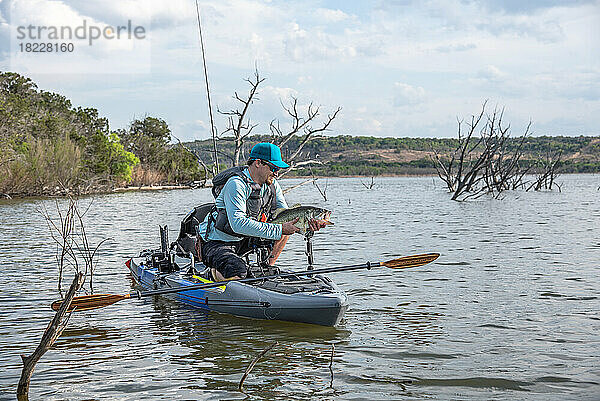 Fangen Sie Forellenbarsche im Texas Lake und lassen Sie sie wieder frei