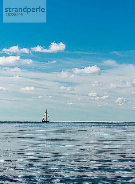 Segelboot segelt auf einem ruhigen See an einem schönen Tag in Ontario  Kanada.