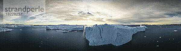 Extremer Eisberg im Panoramablick