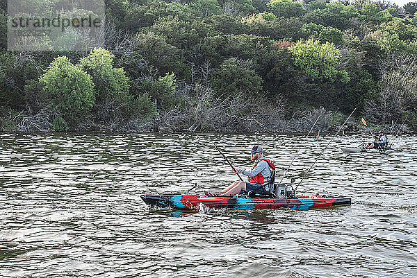 Zwei Männer paddeln auf Kajaks auf dem Possum Kingdom Lake in Texas