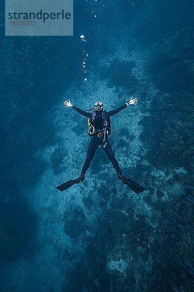 Taucher schwimmt in der Südandamanensee in Thailand