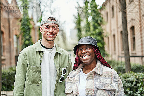 Porträt eines glücklichen multiethnischen Paares auf der Straße