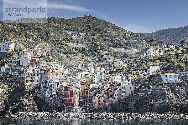 Riomaggiore-Stadt vom Boot aus bei Sonnenaufgang