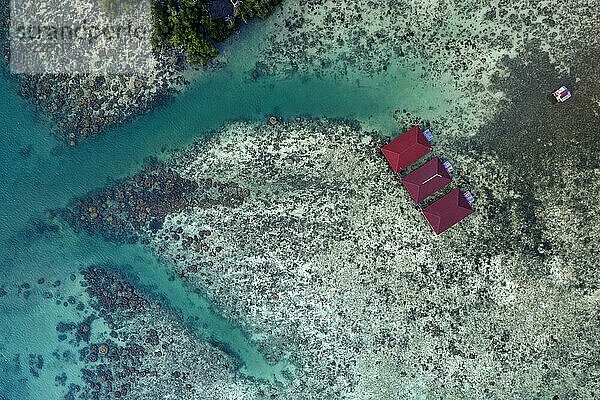 Luftaufnahme eines Hauses auf Pfählen  Insel Banyak  Indonesien