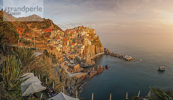 Manarola-Stadt bei Sonnenuntergang im Panoramablick