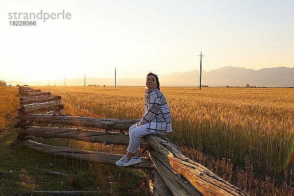 Eine Frau auf einem Feld bei Sonnenuntergang  Östliches Sajan-Gebirge  Burjatien