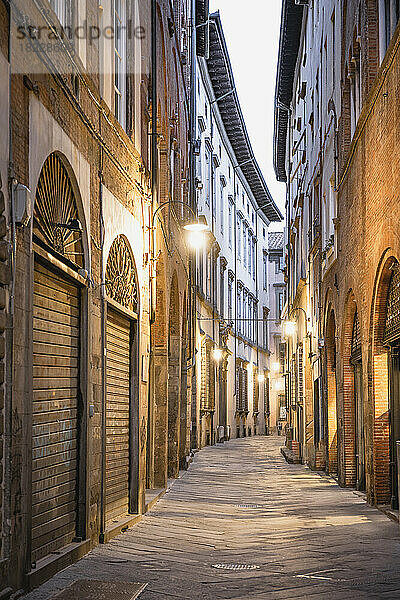 Straßen der Altstadt von Pisa bei Sonnenuntergang