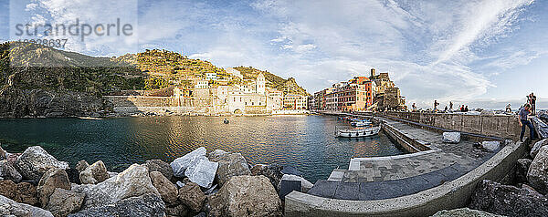 Typischer Hafen in Cinque Terre mit Panoramablick