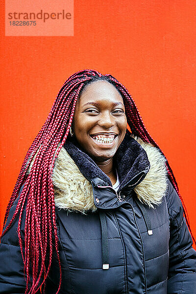 Schöne afroamerikanische Frau lächelt