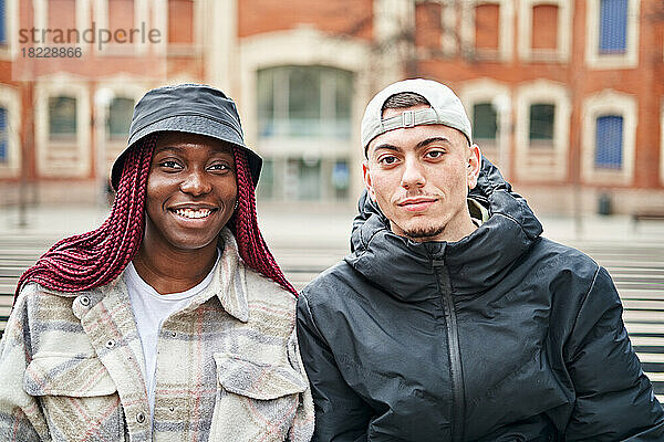 Porträt eines multiethnischen Paares auf der Straße