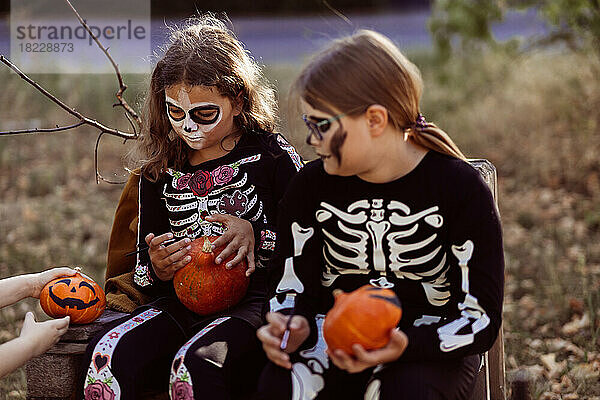 Kinder feiern eine Halloween-Kostümparty im Hintergarten