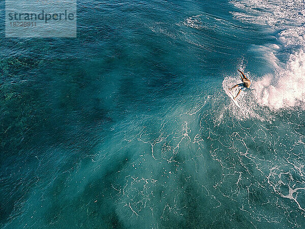 Luftaufnahme eines Surfers auf einer Welle