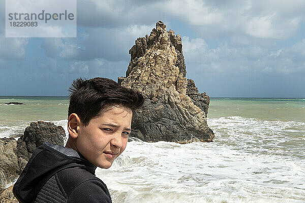 Junge (12-13) von Meer und Felsen  Sizilien  Italien