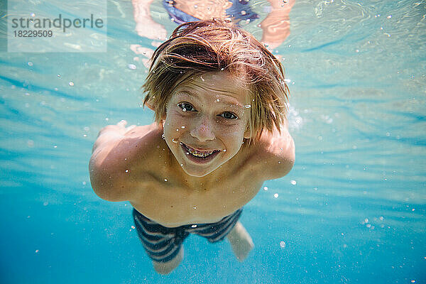 Porträt eines Jungen (12-13) unter Wasser