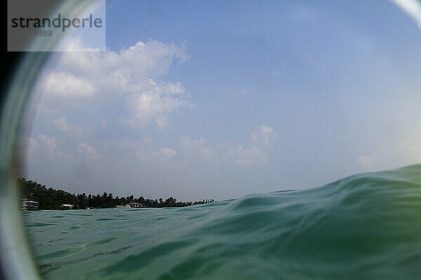 Meer und Himmel durch die Linse gesehen