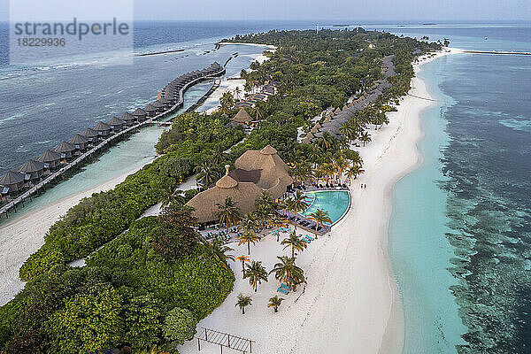 Luftaufnahme des Touristenresorts und der Wasserbungalows auf den Malediven