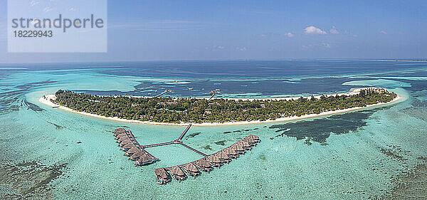 Wasserbungalows am türkisfarbenen Meer einer Insel  Lhaviyani Atoll  Malediven