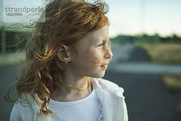 Nachdenkliches  süßes rothaariges Mädchen mit Sommersprossen  Porträt