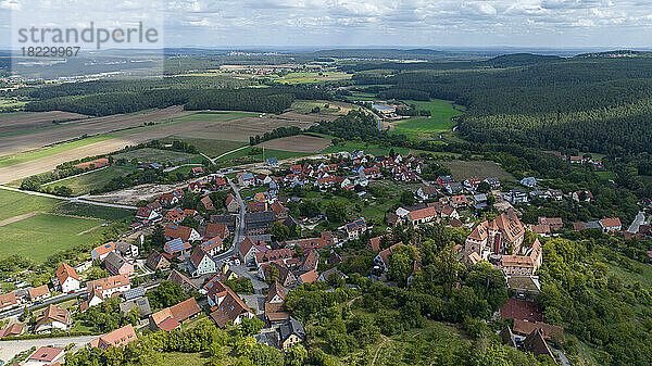 Deutschland  Bayern  Spalt  Luftaufnahme der Burg Wernfels und der umliegenden Stadt