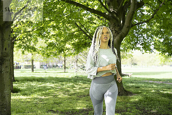 Frau in Sportkleidung joggt im Park