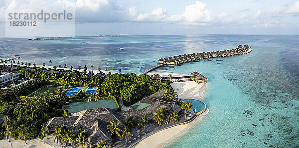 Malerische Aussicht auf das Meer mit Touristenresort auf den Malediven