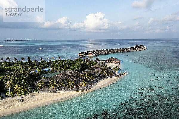 Luftaufnahme des Meeres mit Touristenort auf den Malediven