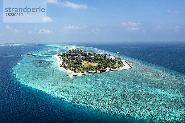 Luftaufnahme des Lhaviyani-Atolls unter blauem Himmel an einem sonnigen Tag