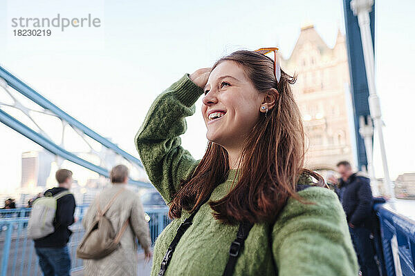 Glückliche junge Frau macht ein Selfie auf der Tower Bridge  London  England